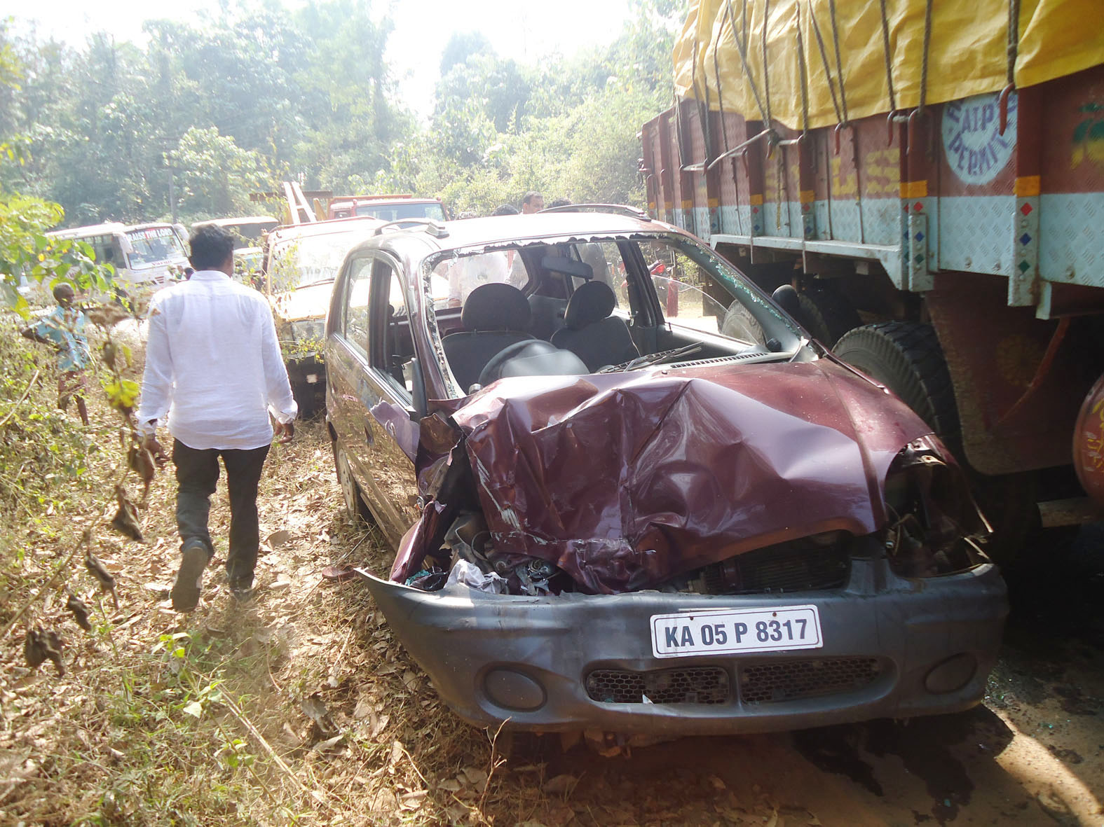 ರಸ್ತೆ ಅಪಘಾತ: ಒಂದೇ ಕುಟುಂಬದ ನಾಲ್ವರಿಗೆ ಗಾಯ